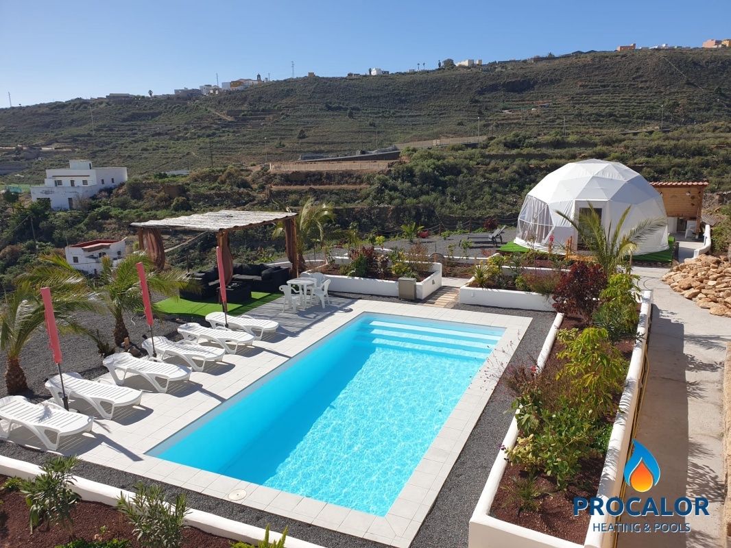 Piscina compacta con solárium y vistas a las laderas de Tenerife