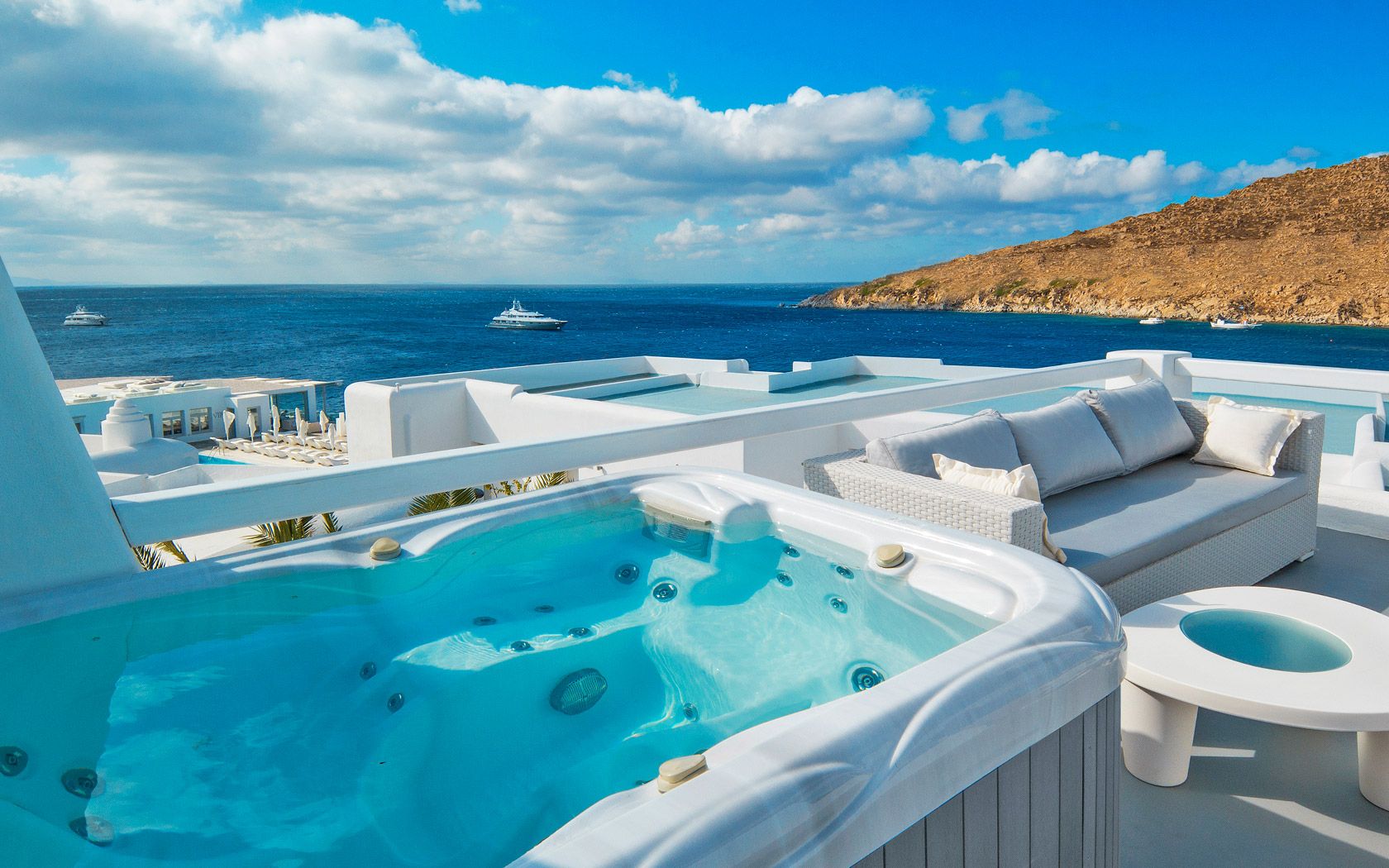 Spa Passion Spas en una terraza frente al mar